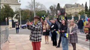 Marseille : quelques tensions devant le consulat de Russie où des familles ukrainiennes manifestent