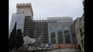 Avignon : la bâche de 800m2 qui recouvrait le Palais des papes vient d'être enlevée