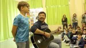 Patrick Bruel chante avec les CM2 à l'école « La roseraie » à Marseille.