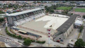 Visite du chantier de la nouvelle pelouse naturelle renforcée au stade Pierre de Coubertin à Cannes